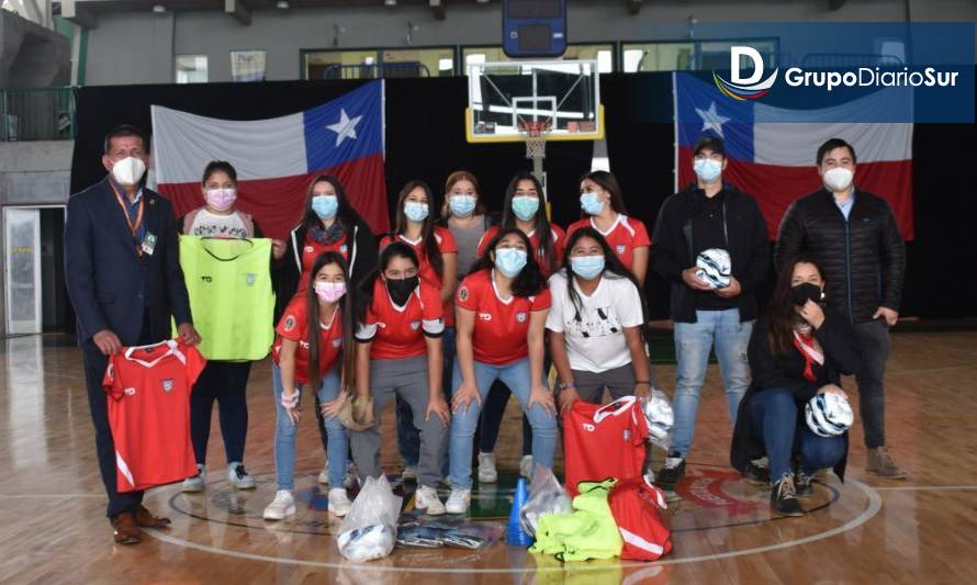 Club Pasarela de Mañihuales recibió indumentaria deportiva