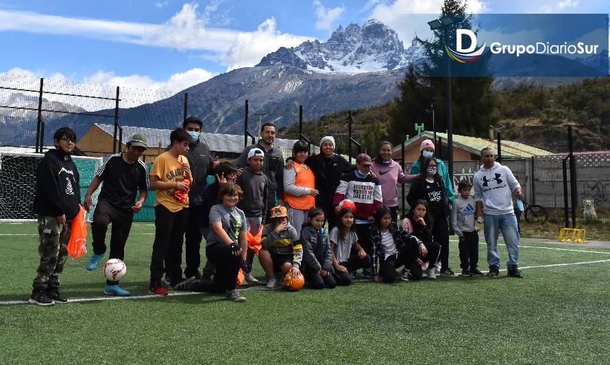 Jugadoras profesionales enseñaron fútbol a jóvenes de Villa Cerro Castillo
