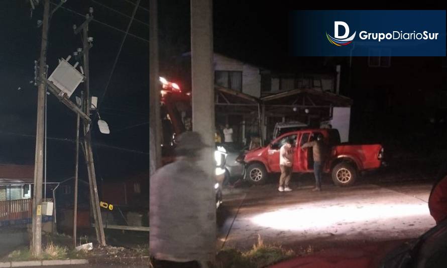 Otro accidente de madrugada: vehículo chocó un poste de luz