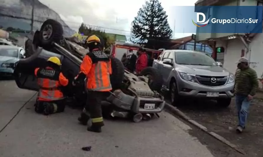 Colisión provocó volcamiento de vehículo en Coyhaique