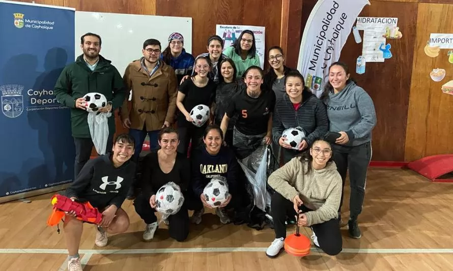Entregan implementación deportiva a club futbolero de mujeres en Coyhaique
