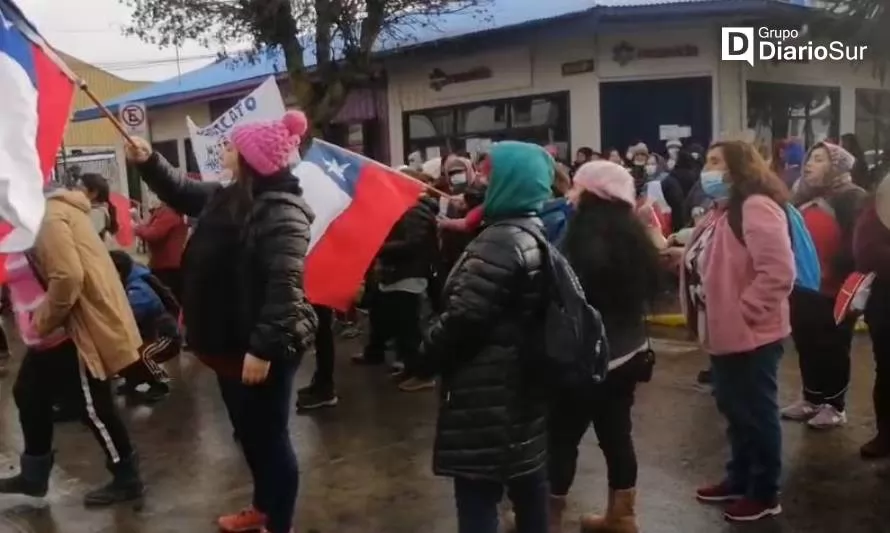 Trabajadoras de PMU protestan frente a municipio coyhaiquino