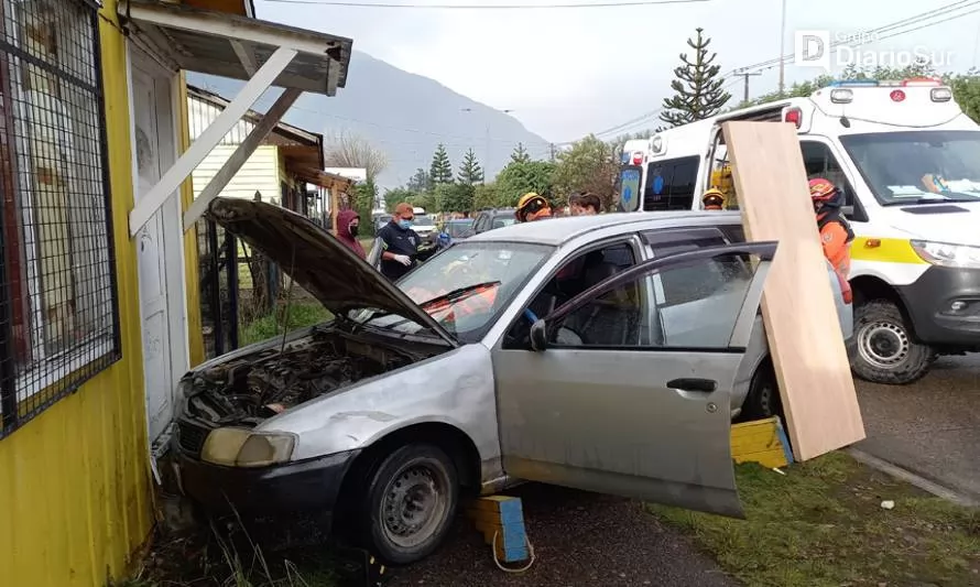 Gran salvada: automóvil se estrelló contra frontis de una casa