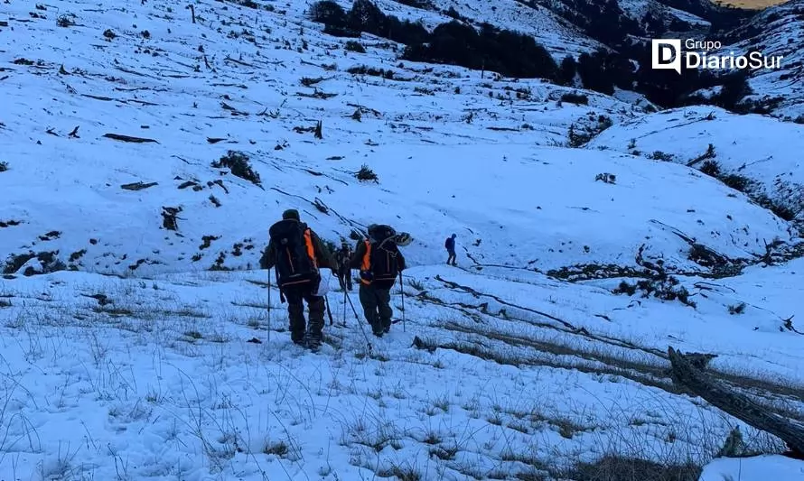 Rescataron a montañistas desde cara posterior del cerro Castillo