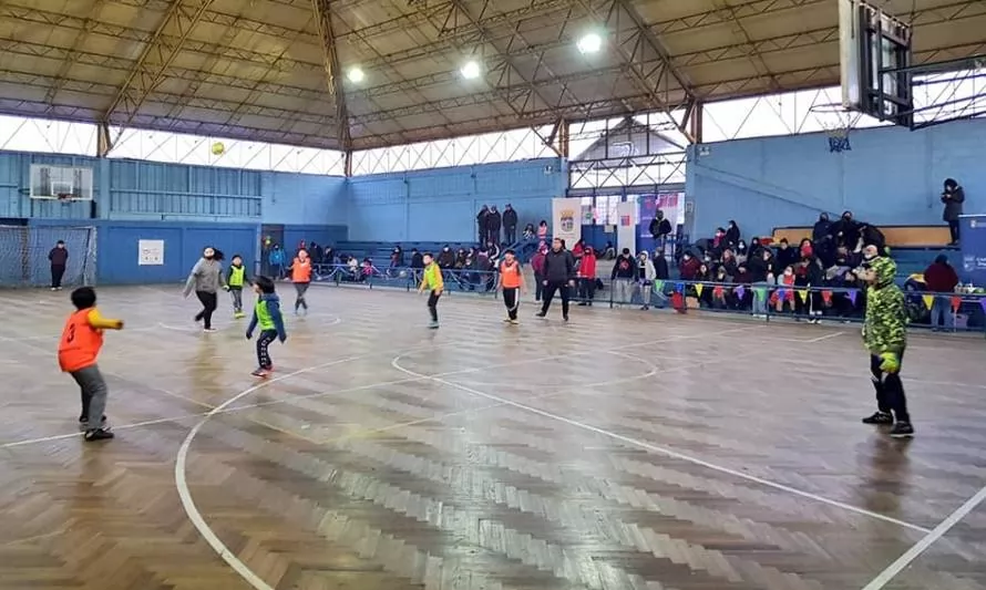 Alrededor de 100 niños y adolescentes participan en jornada deportiva en Coyhaique