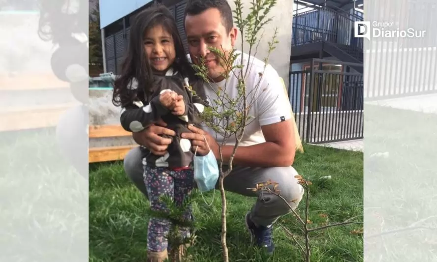 Familias del jardín Futuro Austral reciben árboles nativos para plantar en sus hogares