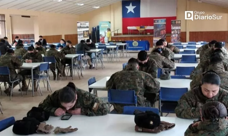 Jóvenes realizan examen sicológico para ingresar a Escuelas Matrices del Ejército