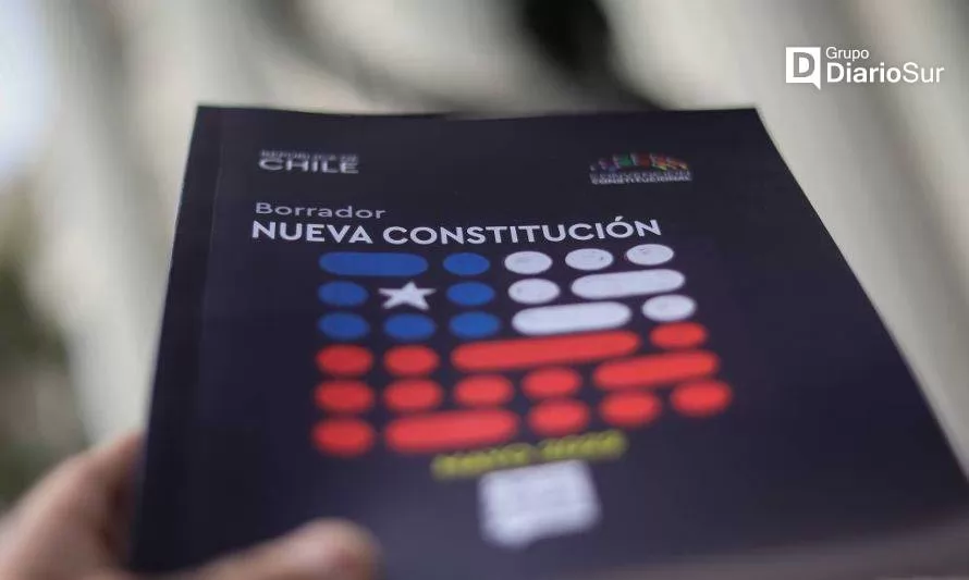 Distribuyen gratuitamente el texto de la Propuesta Constitucional en Aysén