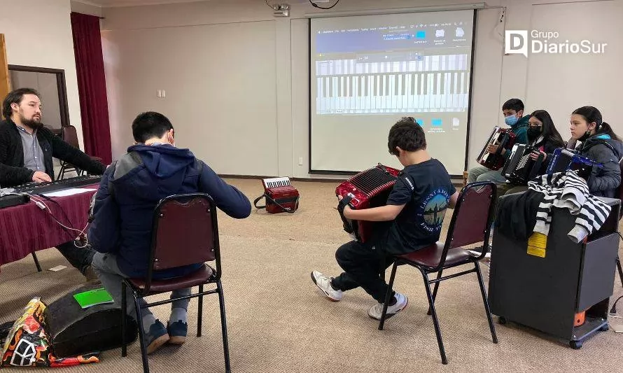 Jóvenes cochraninos aprenden a tocar el acordeón