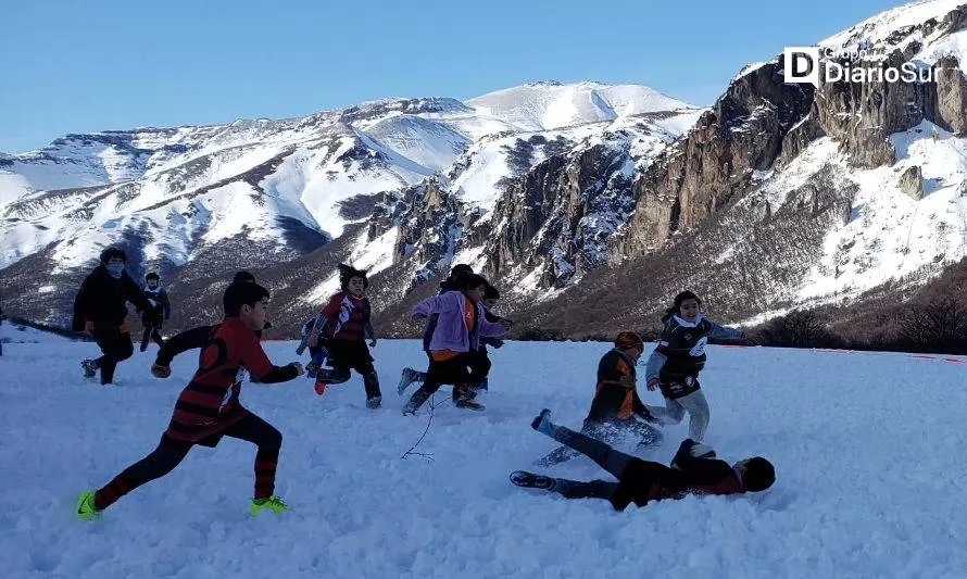 Jóvenes y niños se lucieron en campeonato de rugby en la nieve en la Patagonia