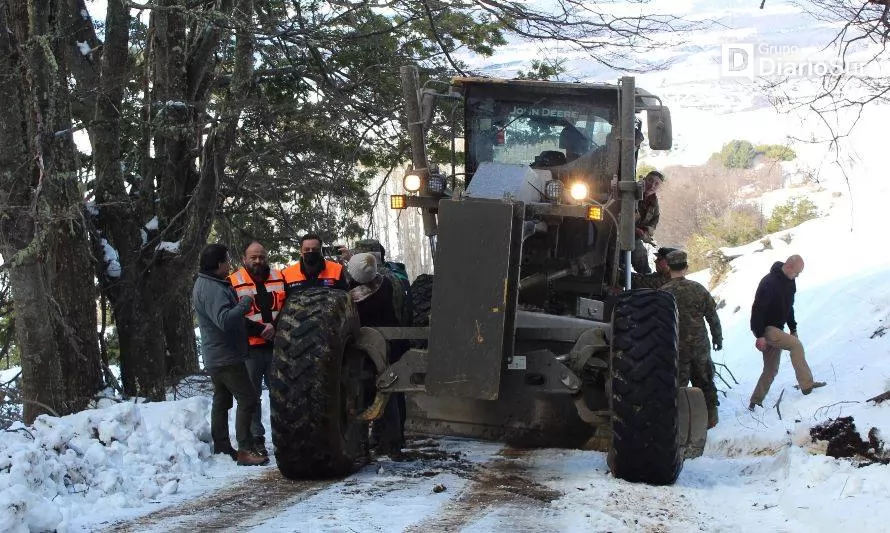 Maquinaria del Ejército se sumó a despeje de caminos en Coyhaique