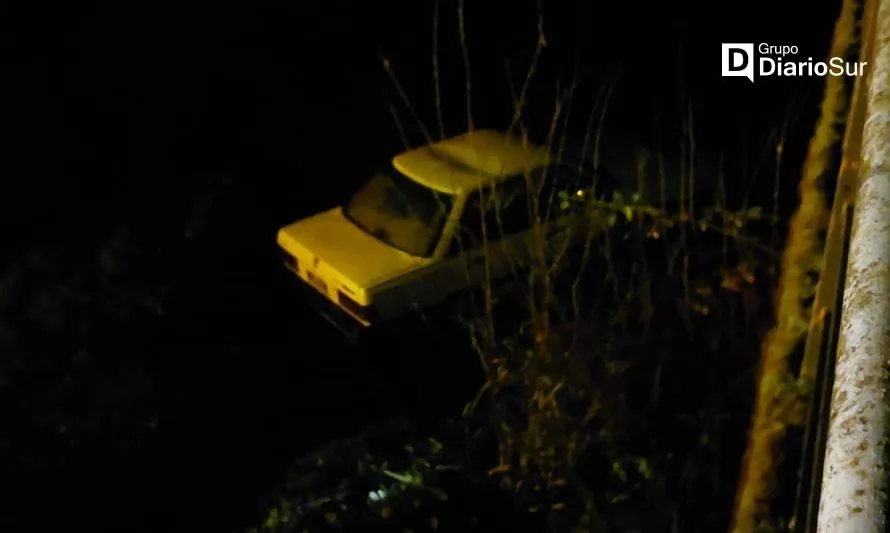 Hombre falleció al intentar evitar que su vehículo cayera a un río en Osorno