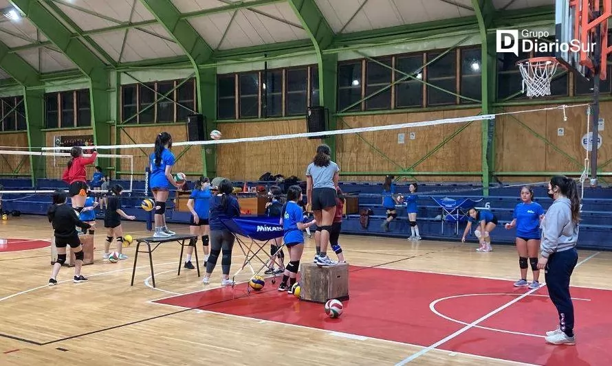 Injuv apoya talleres gratuitos de vóleibol en Puerto Aysén