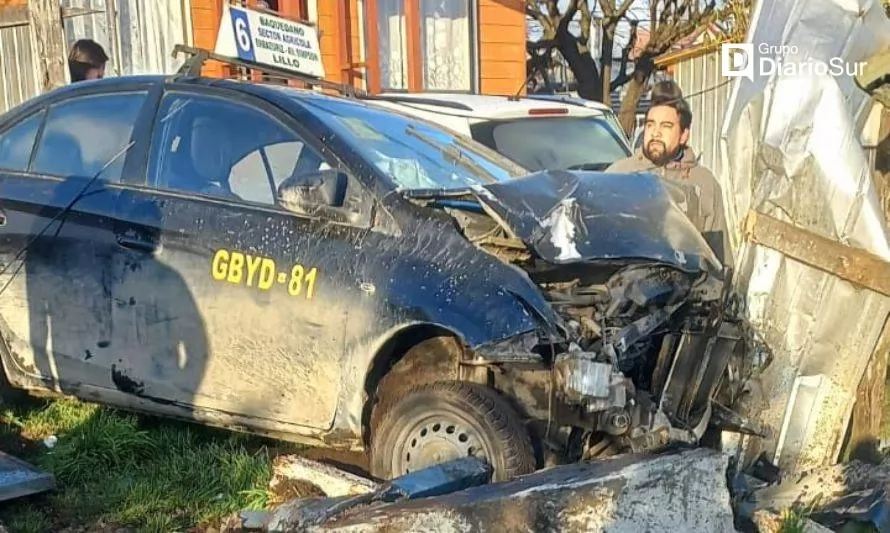 Taxi colectivo chocó contra árbol en Coyhaique
