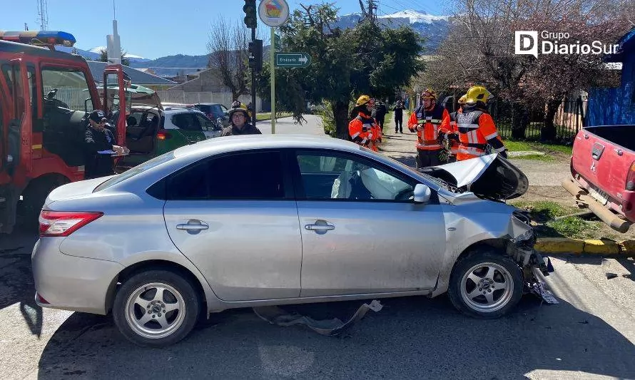 Violenta colisión entre automóvil y camioneta en Coyhaique