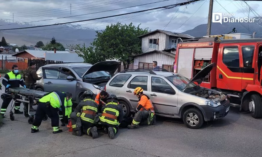 Colisión vehicular dejó a dos lesionados en Coyhaique