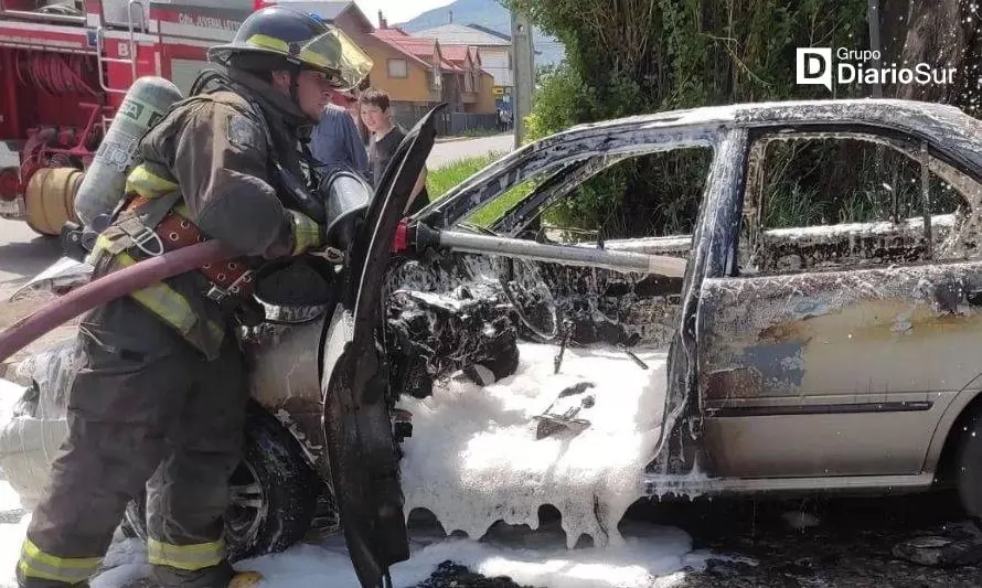 Vehículo se incendió en plena vía pública en Coyhaique 
