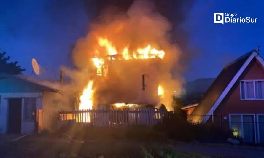 Incendio de madrugada en Coyhaique: una vivienda terminó destruida