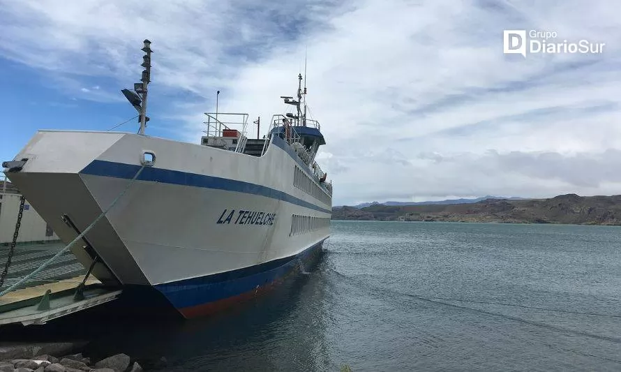 Este mes entraría en operación la barcaza La Tehuelche en Chile Chico