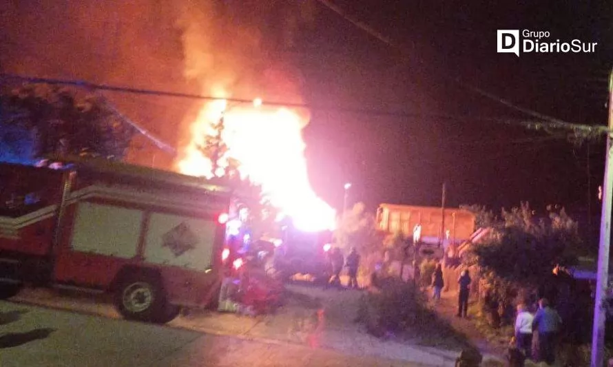 Bomberos combate incendio en Coyhaique