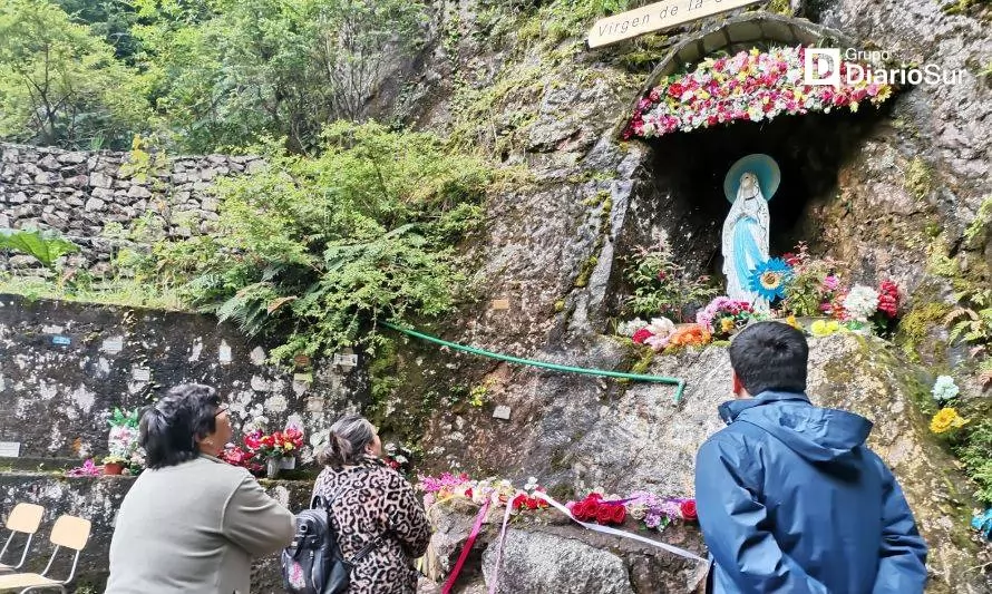 La lluvia no impidió procesión a Cascada de la Virgen