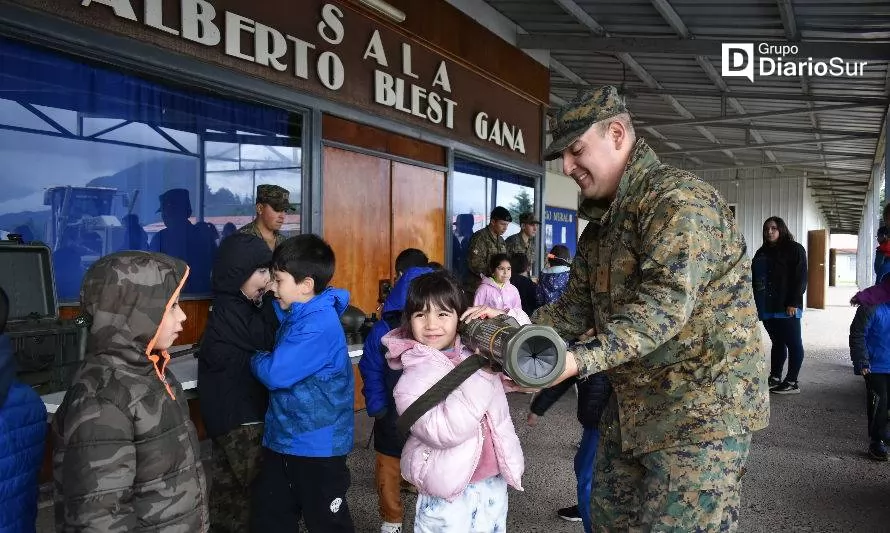 Regimiento recibió en sus dependencias a niños de Puerto Aysén