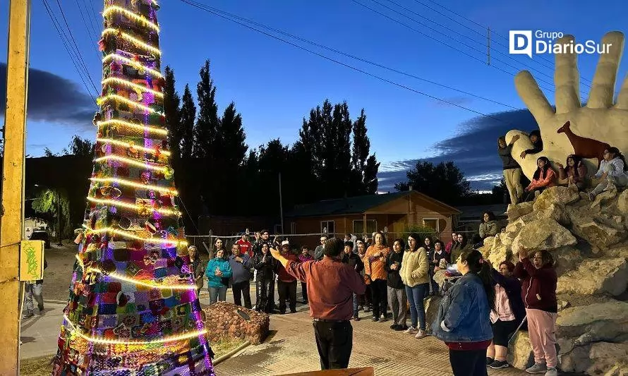 Chile Chico sorprende con árbol navideño tejido a crochet