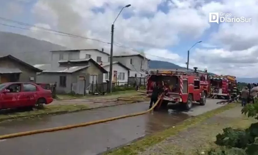Bomberos de Puerto Cisnes intervienen en incendio de casa habitación