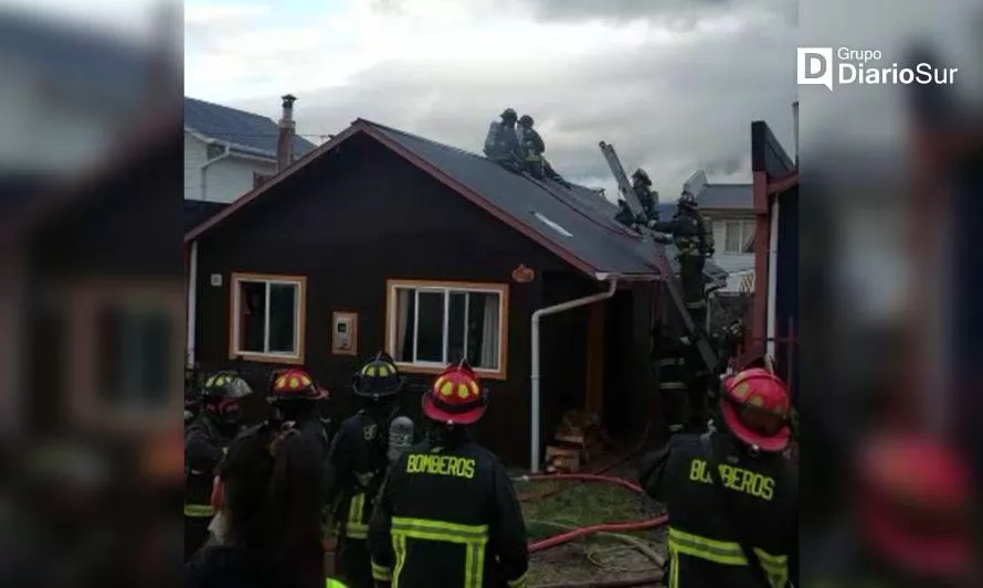 Fuego en entretecho movilizó a Bomberos de Coyhaique