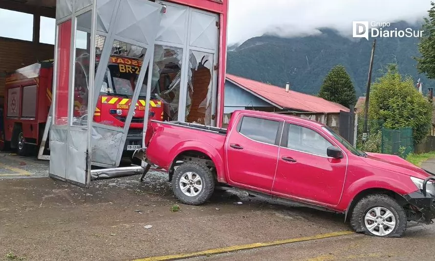 Conductor destruyó acceso a cuartel de bomberos en Puerto Aysén y luego huyó

