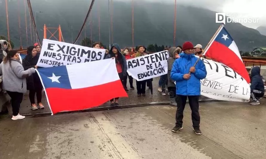 Asistentes de la educación se tomaron el puente Ibáñez