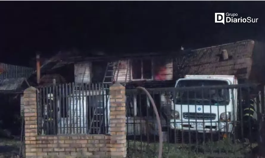 Incendio consume casa de dos pisos en Puerto Aysén