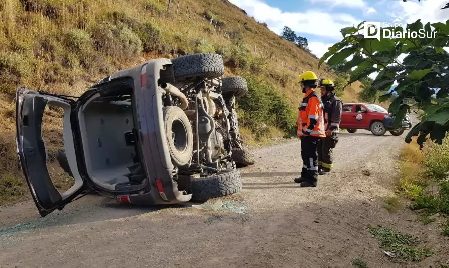 Coyhaique: vehículo volcó en el sector de lago Pólux