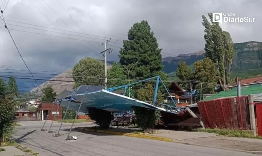 Coyhaique: fuertes vientos producen caída de árboles, carteles y cortes de luz