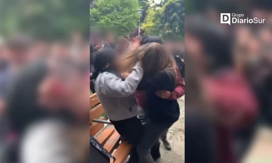 Peleas virales: captan a niñas golpeándose en plaza de Coyhaique