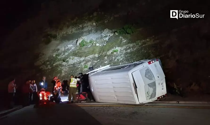 Colisión de camión y minibús deja 16 lesionados en Puerto Cisnes