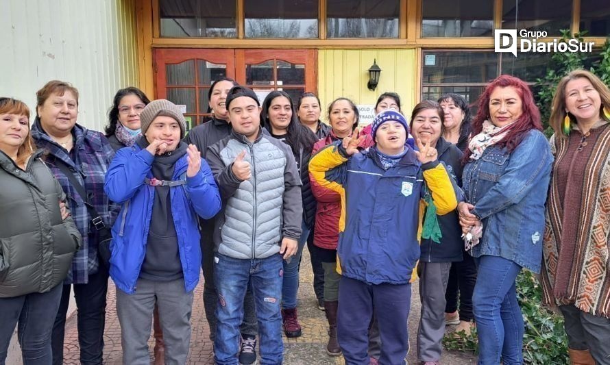 Madres, apoderadas y alumnos se reunieron frente a su colegio. Crédito: Grupo DiarioSur.