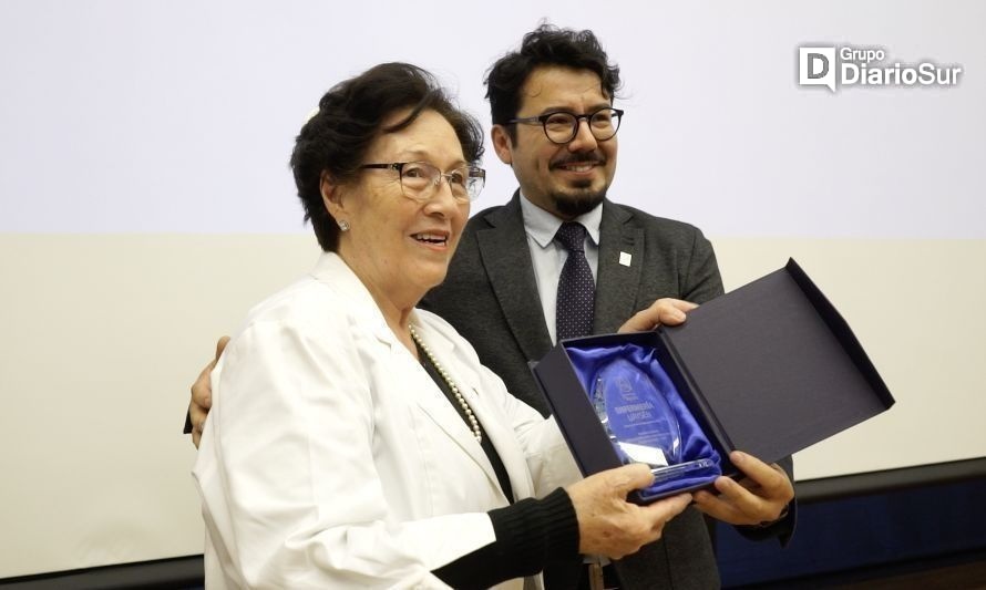UAysén reconoce a enfermera con 50 años de trayectoria en la patagonia