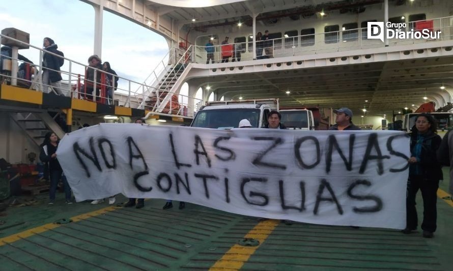 Pescadores y vecinos se tomaron barcaza para protestar contra la “zona contigua”