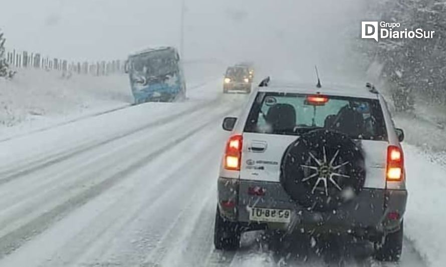 Ojo conductores: Nieve hace patinar a algunos vehículos