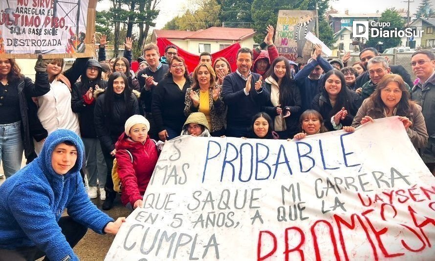 Alumnos de UAysén marcharon hasta el Gobierno Regional