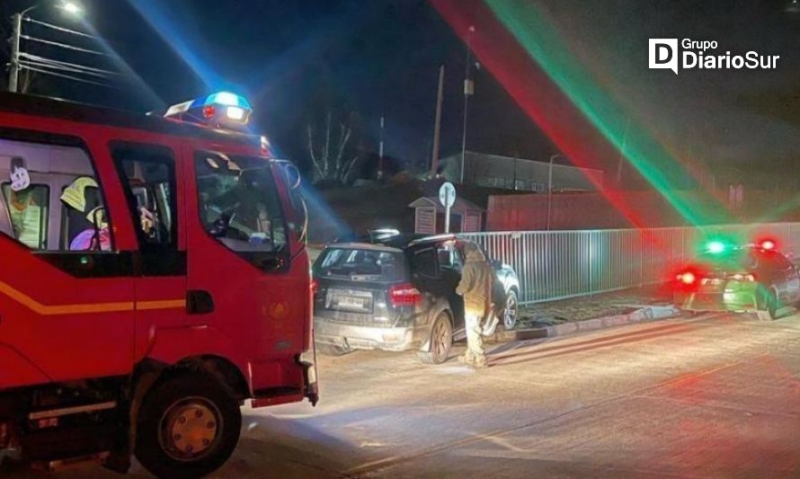 Coyhaique: auto impactó una reja perimetral 