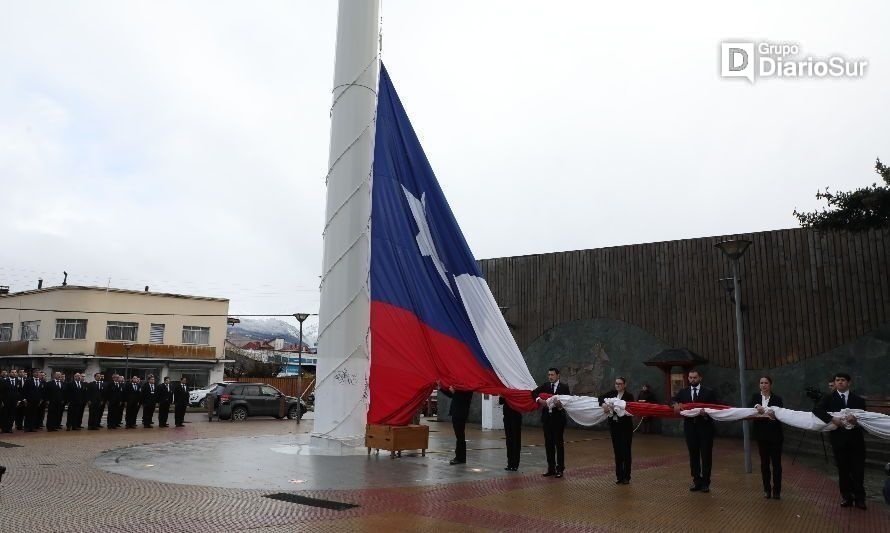 Personal de la PDI inició sus actividades de aniversario con el izamiento de la Gran Bandera. Crédito: PDI Aysén.