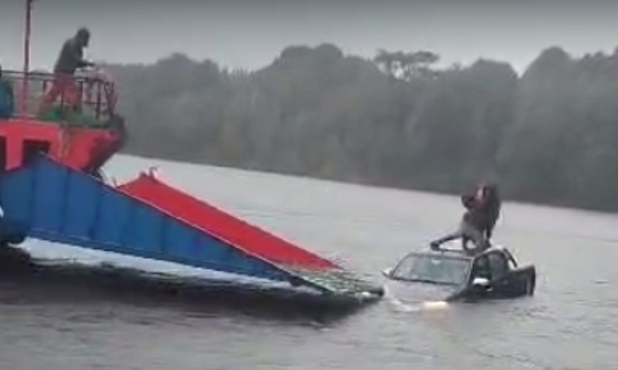 Camioneta y su conductor fueron a parar al medio del río Palena