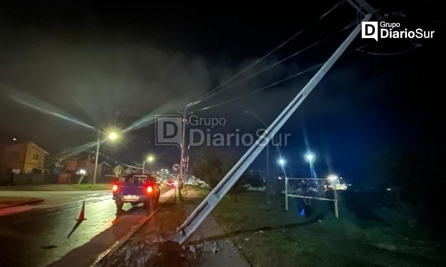 Vehículo derriba poste de alumbrado público en Coyhaique 
