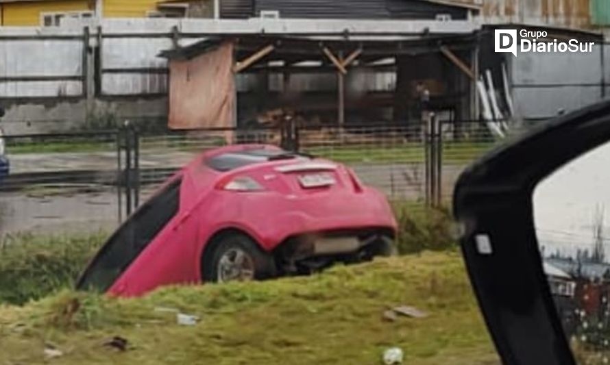 Vehículo cayó en cuneta en Puerto Aysén y quedó abandonado