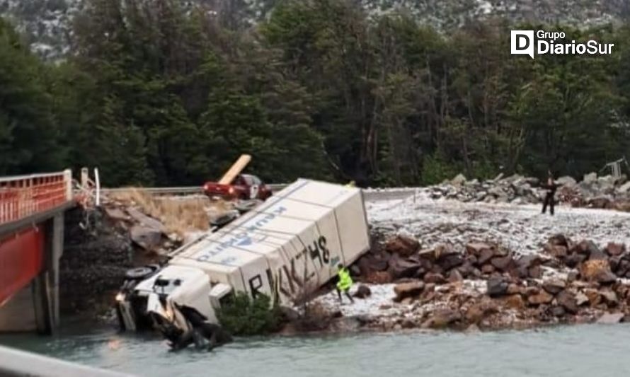 Camión se volcó cerca de puente El Manso