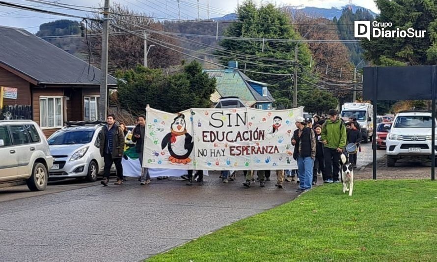 Alumnos y funcionarios de Campus Patagonia marcharon por Coyhaique