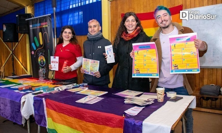 Sensibilizan a estudiantes sobre las diversidades sexo genéricas