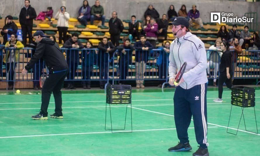 Massú y González deleitaron con clínica y talento en exhibición